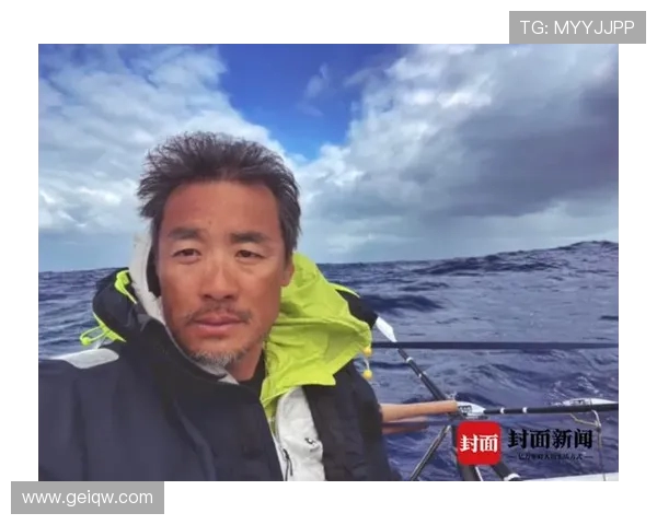 记者独木舟直击洪灾现场 两男子涉水而行显从容